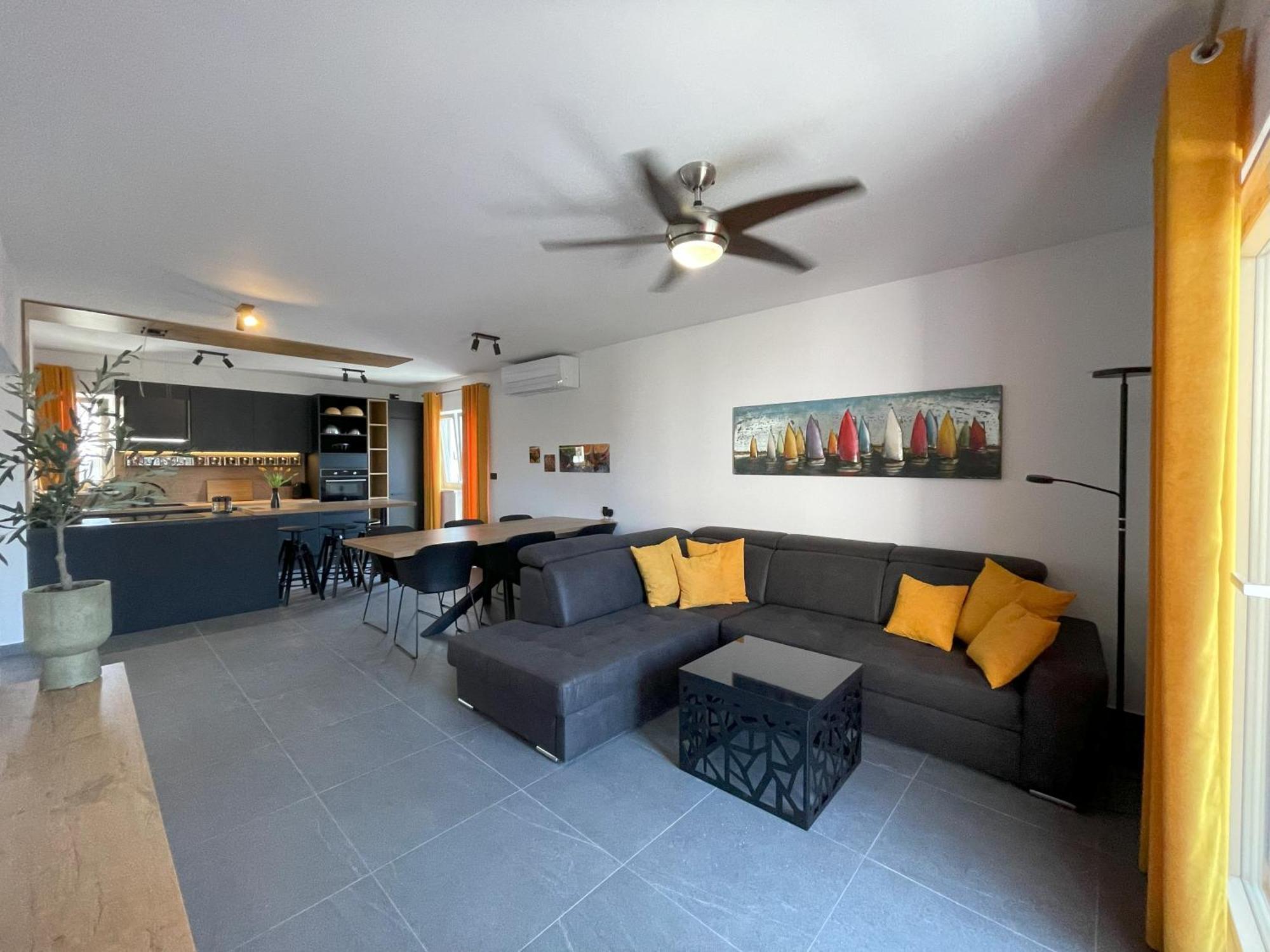 Valkane Beach Apartments พูลา ภายนอก รูปภาพ