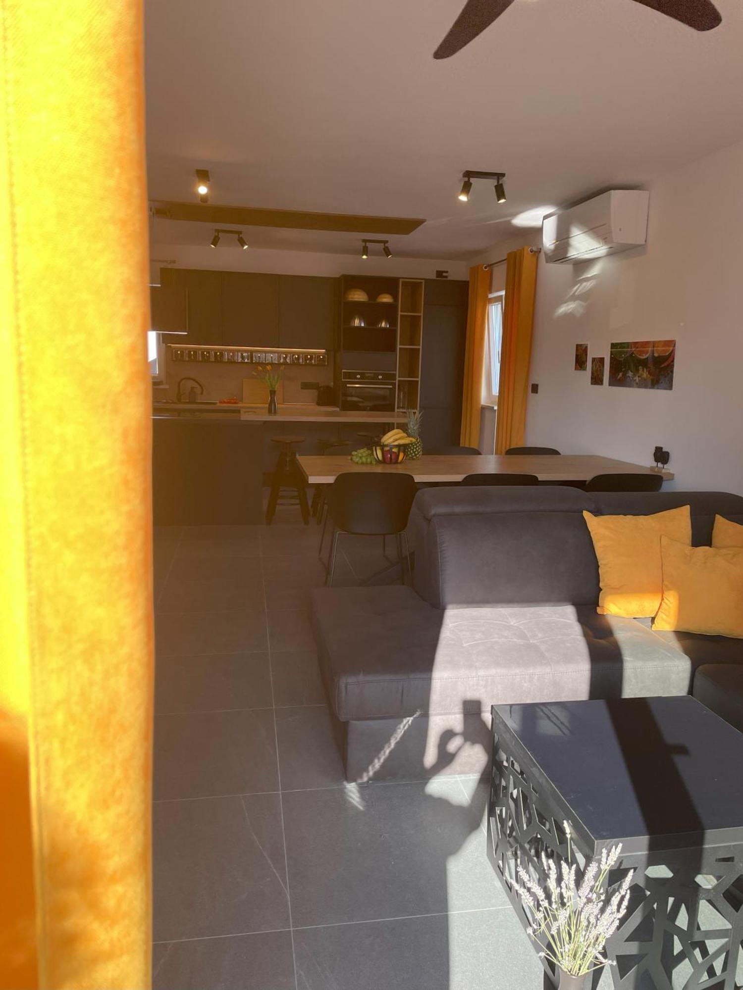 Valkane Beach Apartments พูลา ภายนอก รูปภาพ
